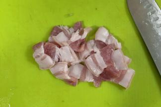 五花肉洗净切片。