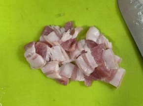 五花肉洗净切片。