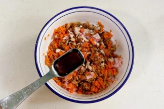 往馅料中放入生抽、料酒和蚝油，拌匀腌制。