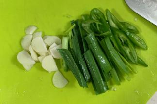 蒜、蒜苗和长椒切好。