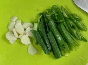 蒜、蒜苗和长椒切好。