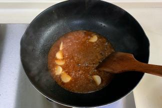 锅中倒少许油，加入蒜片爆香，倒入酱汁煮至冒泡。