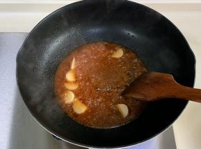 锅中倒少许油，加入蒜片爆香，倒入酱汁煮至冒泡。