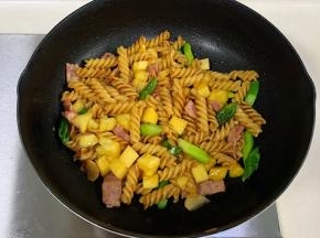 加入菠萝丁、芦笋和培根，翻炒均匀即可。