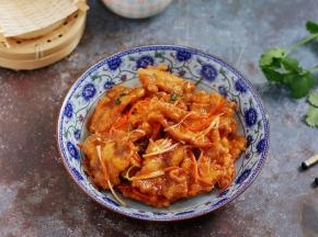 外酥里嫩，酸甜可口的锅包肉。