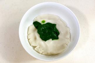 菠菜泥放入蒸好的面团中。