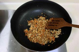 锅中倒入食用油，把内馅下锅炒熟。