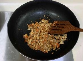 锅中倒入食用油，把内馅下锅炒熟。