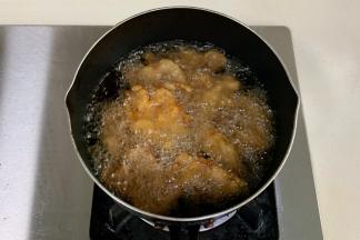 全部炸完捞出后，重新放入锅中复炸30秒捞出。