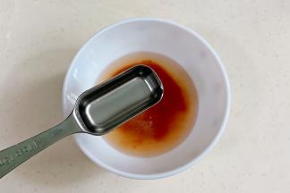 往碗中加2大勺番茄酱、1大勺米醋、1勺半糖、1小匙盐和2大勺清水。