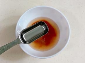 往碗中加2大勺番茄酱、1大勺米醋、1勺半糖、1小匙盐和2大勺清水。