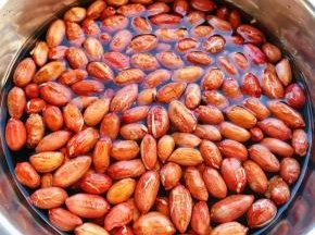 花生洗净在清水中浸泡半小时这样炖出来的花生口感更佳