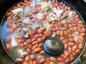 放入花生中火煮十分钟