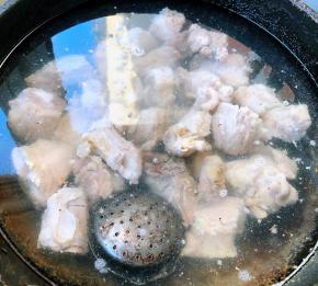 排骨放入锅中倒入适量清水放入调味盒（姜、花椒、八角）大火煮起来