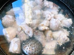 排骨放入锅中倒入适量清水放入调味盒（姜、花椒、八角）大火煮起来