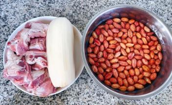 准备原材料花生、莲藕去皮洗净、排骨在清水中浸泡半小时去除血水洗净沥干水份