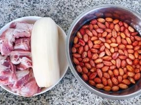 准备原材料花生、莲藕去皮洗净、排骨在清水中浸泡半小时去除血水洗净沥干水份