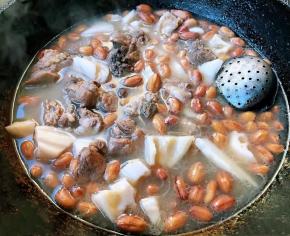 炖至莲藕花生熟透而不软烂放入盐和味精调味均匀即可出锅享用