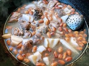 炖至莲藕花生熟透而不软烂放入盐和味精调味均匀即可出锅享用