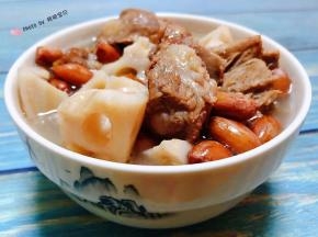 花生莲藕排骨汤装入容器中中就大功告成了