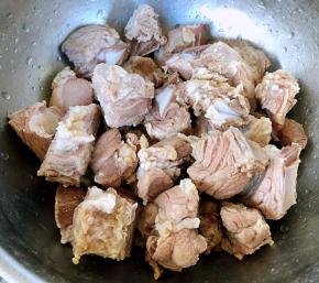 焯好水的排骨立即放入冷水中冲洗干净沥干水份