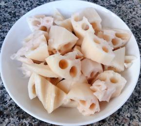 莲藕切块在开水中焯水断生立即放入冷水中过凉沥干水份