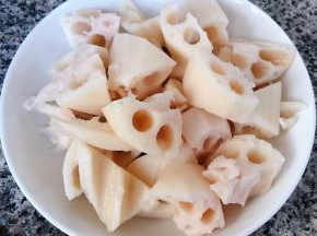 莲藕切块在开水中焯水断生立即放入冷水中过凉沥干水份