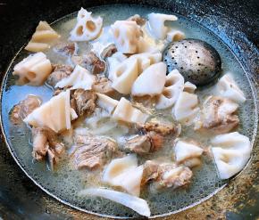 放入莲藕大火炖五分钟