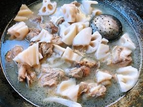 放入莲藕大火炖五分钟