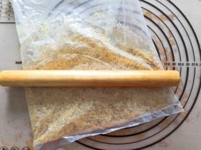 放入保鲜袋中擀碎