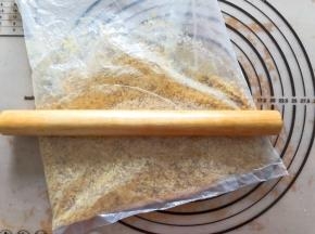 放入保鲜袋中擀碎