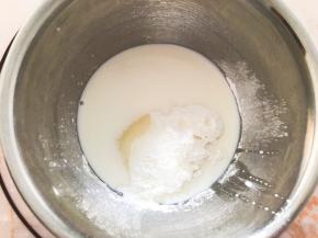 加入纯牛奶和细砂糖