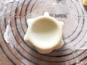 将雪媚娘皮放入模具中