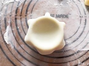 将雪媚娘皮放入模具中