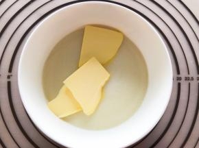 蒸熟以后趁热加入黄油揉均匀