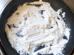 小火炒一点糯米粉，炒至微黄即可，做手粉用