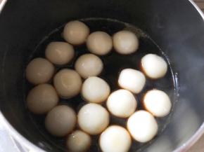 小火熬至红糖融化，放入糯米丸小火熬