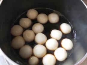 小火熬至红糖融化，放入糯米丸小火熬