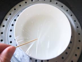 包上一层保鲜膜，用牙签扎几个小洞，放入蒸格中，盖上盖子，大火蒸20分钟