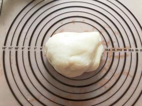 蒸好的糯米团揉均匀