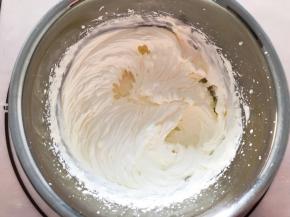 淡奶油加入细砂糖打发至有明显纹路状态