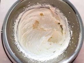 淡奶油加入细砂糖打发至有明显纹路状态