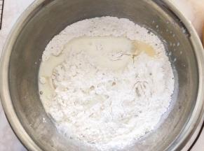 糯米粉，玉米淀粉，纯牛奶，玉米油和细砂糖混合