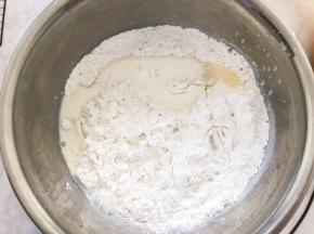 糯米粉，玉米淀粉，纯牛奶，玉米油和细砂糖混合