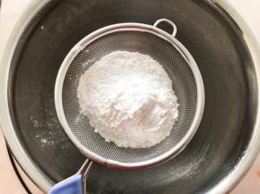 将糯米粉和玉米淀粉过筛在盆中