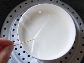 包上保鲜膜，用牙签扎几个小洞，放入蒸锅中蒸20分钟