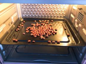 花生放入烤箱170度烤10分钟