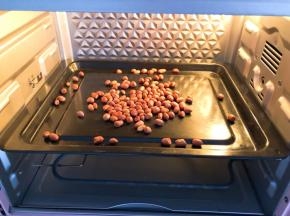 花生放入烤箱170度烤10分钟