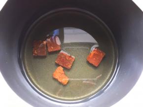 红糖加入一小半碗清水