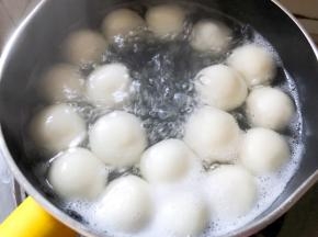 将糯米丸煮熟
